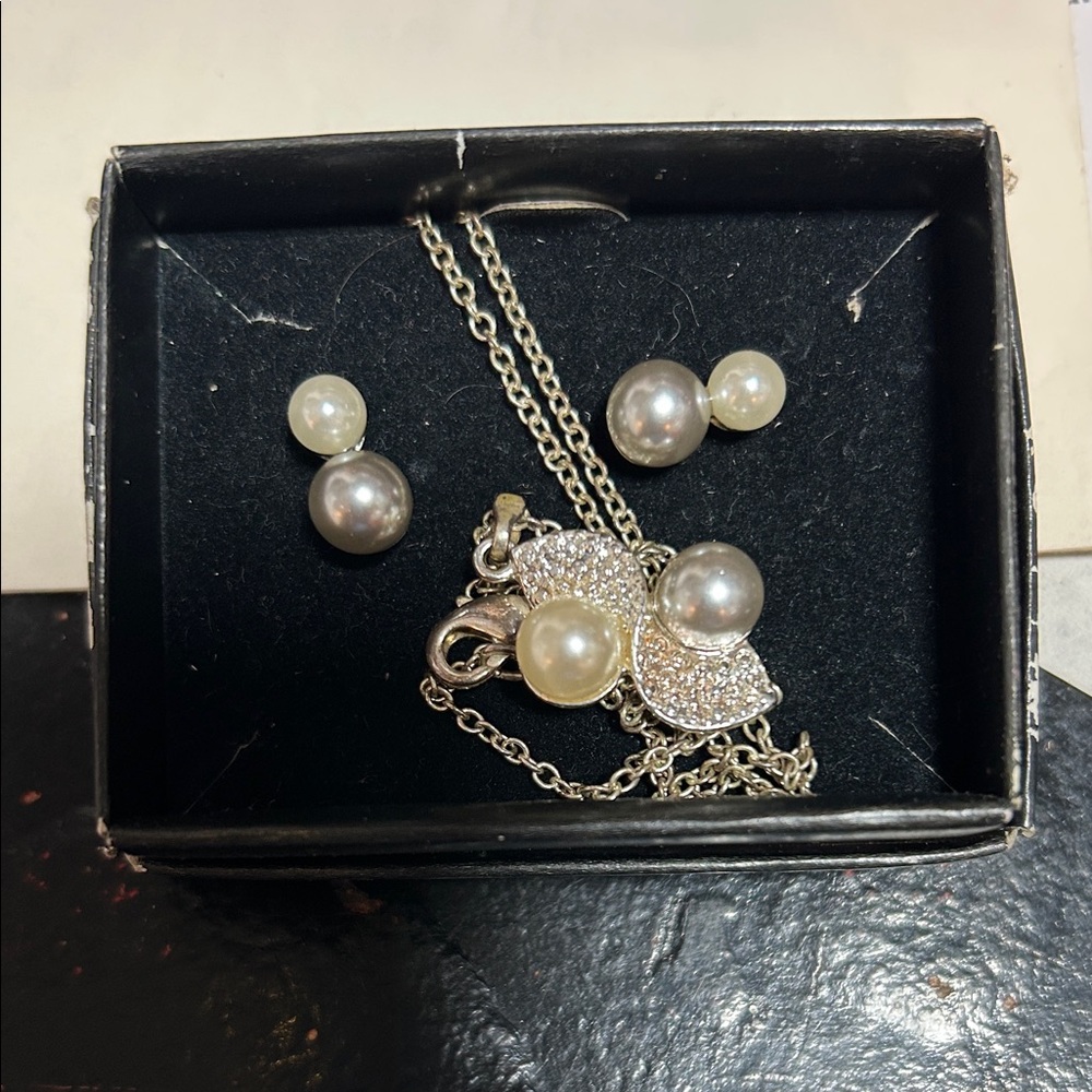 Elegant Silver and Pearl Jewelry Set